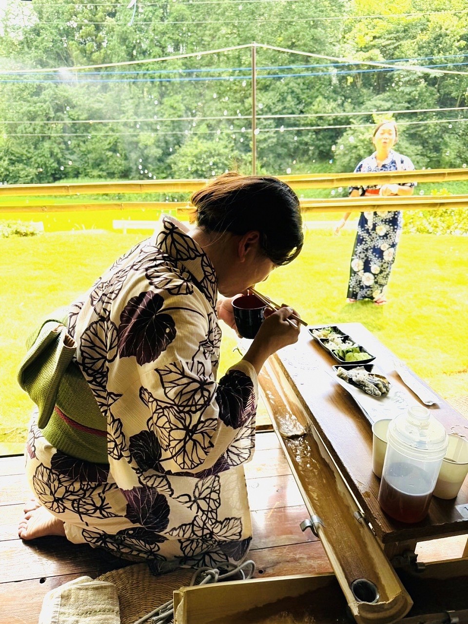 はんなりと古民家の縁側で頂く