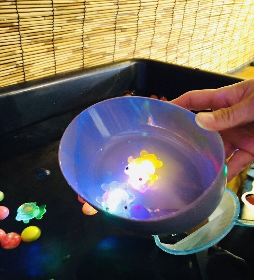 光る金魚すくいで夏野菜もゲットしよう☆大人も熱くなる