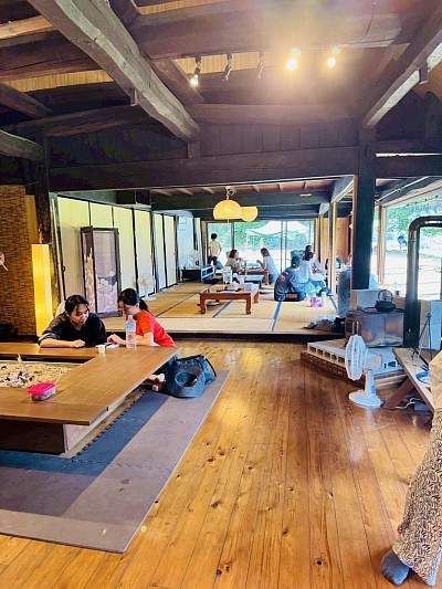 囲炉裏のある広い店内